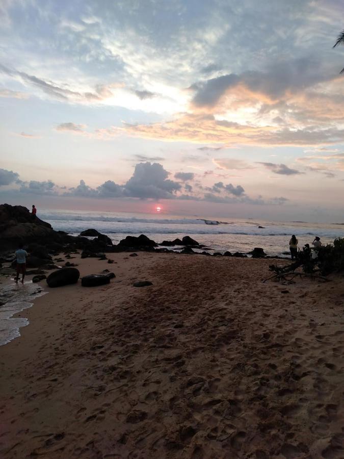 Near Beach Rest Unawatuna Bagian luar foto