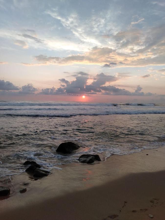 Near Beach Rest Unawatuna Bagian luar foto